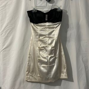 Designer: B. Darlin ~ Size: 3/4 ~ Color: Cream and Black